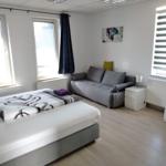 Schlafzimmer 2 mit großem Doppelbett und Schlafsofa, sowie Babybett...