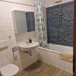 Bad mit Badewanne und Duschmöglichkeit...