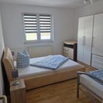 Schlafzimmer 2 mit kleinem Doppelbett und einem Einzelbett...