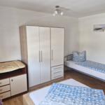 Schlafzimmer 2 mit kleinem Doppelbett und einem Einzelbett...