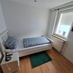 Schlafzimmer 3 im OG mit einem Einzelbett und Babybett...