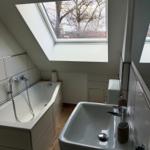Bad mit Badewanne und Dusche...
