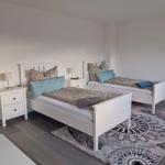 Schlafzimmer 1 mit 2 Einzelbetten und Essbereich...