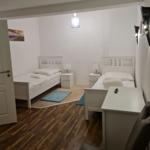 Schlafzimmer 7 mit 2 Einzelbetten und einem Babybett...