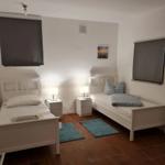 Schlafzimmer 1 mit 2 Einzelbetten und einem Babybett...