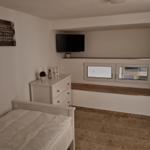 Schlafzimmer 5 mit einem Einzelbett...