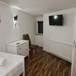 Schlafzimmer 7 mit 2 Einzelbetten und einem Babybett...