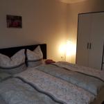Schlafzimmer 1 mit großem Doppelbett und Babybett...