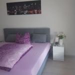 Schlafzimmer 1 mit großem Doppelbett und Schlafcouch, sowie Babybett...