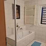 Bad mit Badewanne und Dusche...