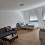 Schlafzimmer 6 mit 3 Einzelbetten und Couch...