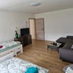 Schlafzimmer 6 mit 3 Einzelbetten und Couch...