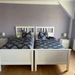 Schlafzimmer 2 mit 3 Einzelbetten und Babybett...