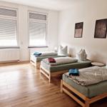 Schlafzimmer 1 mit 3 Einzelbetten und Couch...