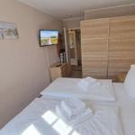 Schlafzimmer mit Smart-TV...