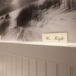 Wandbild mit Strandlandschaft und Schildern Mr. Right und Mrs. Right.