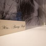 Schild mit der Aufschrift Mrs. Always Right auf einer weißen Oberfläche.
