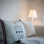 Sofa mit Kissen und Lampe im Wohnbereich