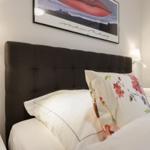 Bettkopfteil mit Kissen und Wandbild