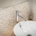 Waschbecken mit Steinschale und Spiegel