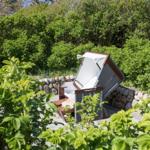 Liegende Hängematte mit Sonnenschutz in grüner Umgebung