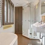 Bad mit Dusche, Badewanne und Waschbecken