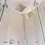 Dusche mit Glaswand und Duschbrause an der Decke
