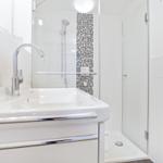 Badezimmer mit Dusche und Waschbecken