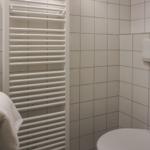 Badezimmer mit Toilette, Handtuchhalter und Toilettenpapier
