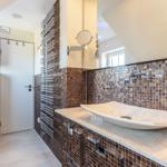 Bad mit Mosaikwand, Waschtisch und Toilette