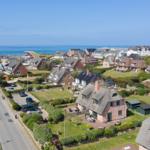 Dorfhaus mit Dach und Garten, Blick auf Meer und Straße