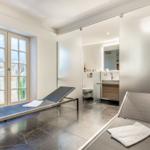 Bath with loungers and sea view through windows
