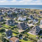 Dorf mit Häusern und Blick auf das Meer