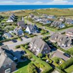 Dorf mit traditionellen Häusern am Meer