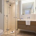 Badezimmer mit Dusche, Waschbecken und Toilette