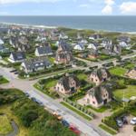 Dorf mit Häusern und Strand im Hintergrund
