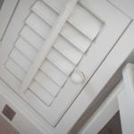 Weißer Schrank mit Latten und Knopf