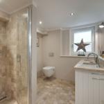 Bad mit Dusche, Toilette und Waschbecken mit Spiegel