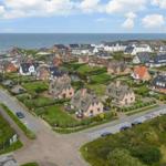 Dorf mit Häusern und Meer im Hintergrund