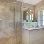 Bad mit Dusche, Waschbecken und Fenster