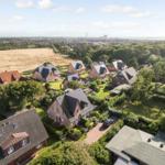 Haus mit Garten und Blick auf Feld und Stadt