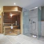Bad mit Sauna, Dusche und Waschbecken