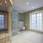 Bad mit Dusche, Toilette und Fenster mit Jalousie.