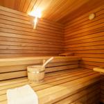 Sauna mit Holzbank, Eimer und Handtuch