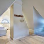 Schlafzimmer mit Dachschrägen, Bett und Fenster