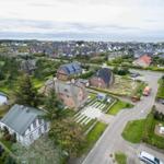 Haus mit Dach und Garten in einer ruhigen Wohngegend mit Blick aufs Meer.