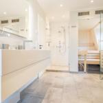 Bad mit Dusche, Waschtisch und Sauna