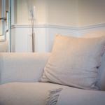 Sofa mit Kissen und Beleuchtung im Wohnbereich