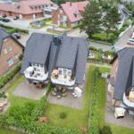 Haus mit Terrasse, Garten und Grillplatz. Umgebung mit weiteren Häusern.