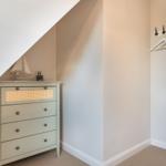 Schlafzimmer mit Kleiderschrank und Wandschrank unter Dachschräge.